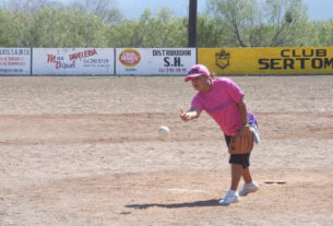 Blanca Santana de Pioneras de Vallecillo en el softbol femenil del Club Sertoma