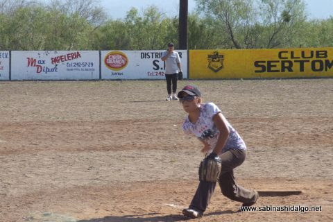 Alma Rodríguez de Chicas Sertoma en el softbol femenil del Club Sertoma