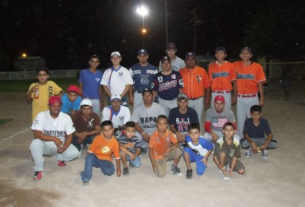 Equipo Vallecillo en el softbol nocturno