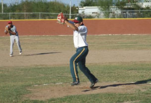 Adrián Leal de Maypa Trucking en el softbol sabatino