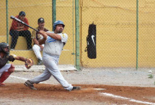 Ricardo Abelardo García de Tiburones en la Liga de Beisbol de Salinas Victoria