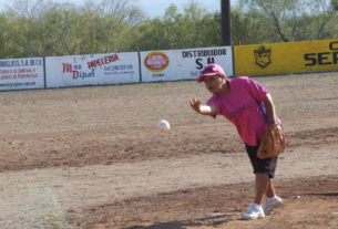 Blanca Santana de Pioneras de Vallecillo en el softbol femenil del Club Sertoma