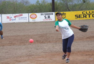 Arit Méndez de Cazadoras de Villaldama en el softbol femenil del Club Sertoma