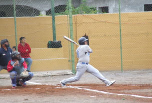 Bernabé Solís de Tiburones en la Liga de Beisbol de Salinas Victoria
