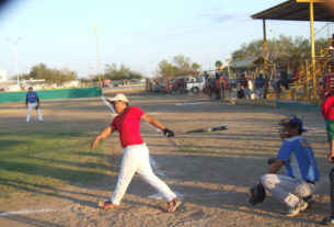 Marco González de CNC en el softbol sabatino