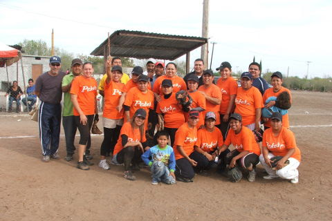 Equipo Pekes de Bustamante del softbol femenil del Club Sertoma