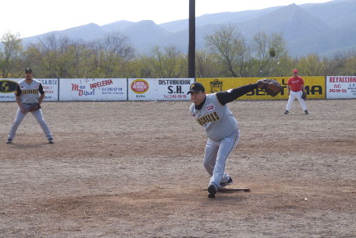 David Montemayor de Ponchados en el softbol del Club Sertoma
