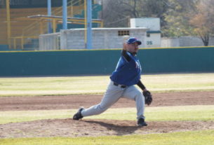 Fidencio Cantú de Pericos de El Potrero en la Liga de Beisbol de Salinas Victoria