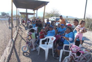 Público en el softbol femenil del Club Sertoma