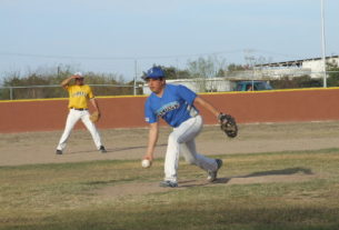Gabriel Garza de Piratas en el softbol sabatino