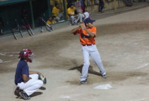 César González de Burócratas A en el softbol nocturno