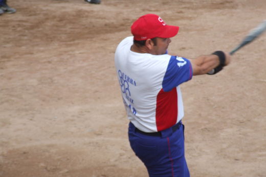 César Santos de Hard Gym en el softbol dominical