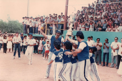 Celebración de Sabinas Hidalgo como campeón nacional menor de 1986