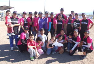 Equipo Chicas Sertoma del softbol femenil en el Club Sertoma