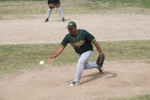 Rubén Cantú de Burócratas B en el softbol dominical de Bellavista