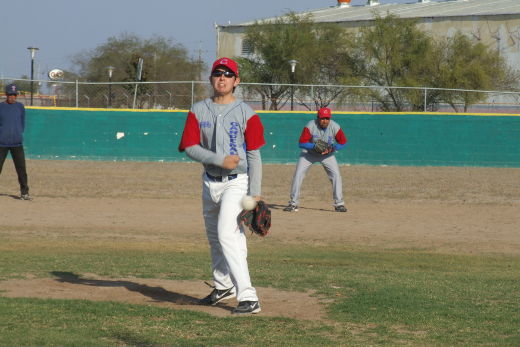 Adrián Leal de Cárdenas Trucking en el softbol sabatino