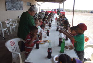 Niños esperando sus alimentos en el Club Sertoma