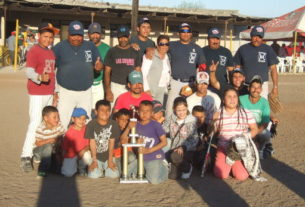 Equipo Diamantes de Vallecillo en el softbol del Club Sertoma