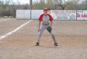 Ángel de León de Ponchados en el softbol del Club Sertoma
