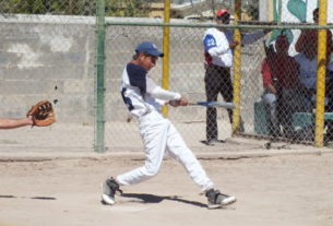 Alan Contreras de la Hacienda Larraldeña en el softbol dominical de Bellavista