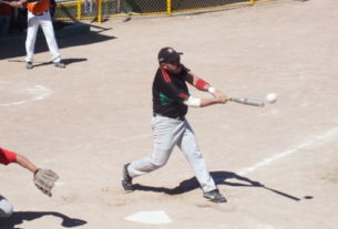 Raymundo Fernández de Insulinos en el softbol dominical de Bellavista