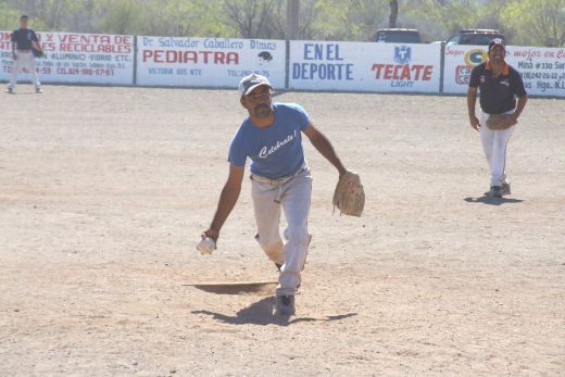 Roberto González de Diamantes de Vallecillo en el softbol del Club Sertoma