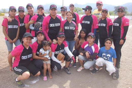 Chicas Sertoma en el softbol femenil del Club Sertoma
