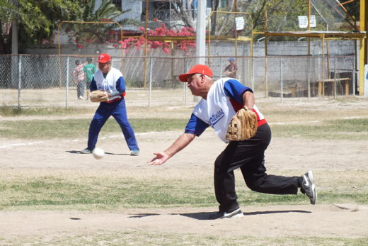 Julián Santos de Hipertensos en el softbol dominical de Bellavista