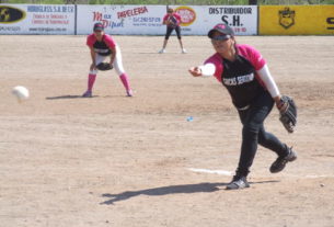 Marina Rocha de Chicas Sertoma en el softbol femenil del Club Sertoma