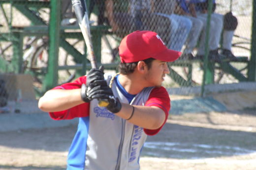Mizael Nery de Cardenales en el softbol sabatino
