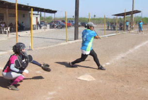 Perla Ramírez de Cazadoras de Villaldama en el softbol femenil del Club Sertoma