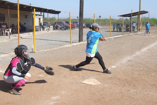Perla Ramírez de Cazadoras de Villaldama en el softbol femenil del Club Sertoma