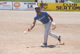 Roberto González de Diamantes de Vallecillo en el softbol del Club Sertoma