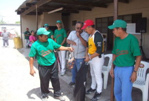 El Profr. Rodolfo Lucio entrega material legado por su hermano Darío