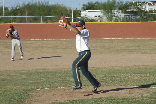 Adrián Leal de Vallecillo en el softbol nocturno