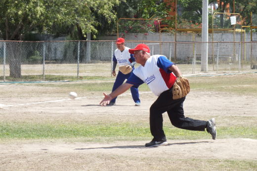 Julián Santos de Hipertensos en el softbol dominical de Bellavista