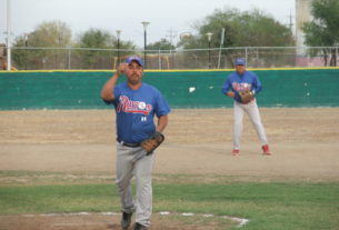 Dagoberto Torres de Rayos en el softbol sabatino