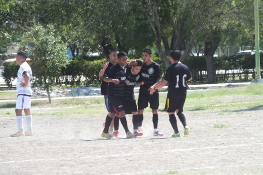 Celebración de Revolución en el futbol municipal de segunda fuerza