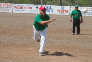 Roel Garza de Barrio de Sonora en el softbol del Club Sertoma