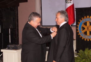 Colocación de botón como presidente del Club