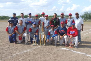 Equipo Cardenales en el softbol sabatino