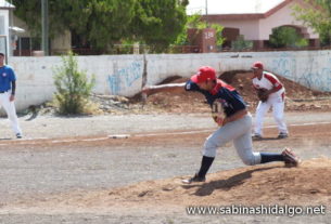 Eddy Ramón de Tiburones en la Liga de Beisbol de San Nicolás