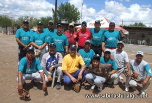 Equipo Ilegales del torneo de softbol del Club Sertoma