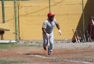 José Leza de Tiburones en el beisbol de la Liga San Nicolás