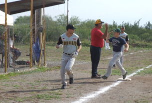 Ángel de León de Ponchados en el softbol del Club Sertoma