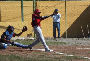 Roenis Elías de Tiburones en la Liga de Beisbol San Nicolás