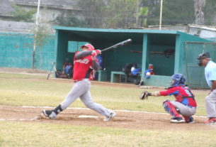 Sergio Guajardo de Tiburones en la Liga de Beisbol San Nicolás