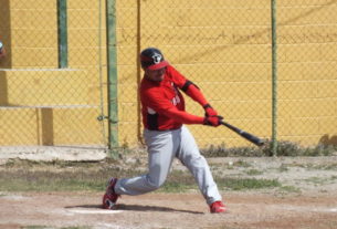 Ricardo Cárdenas de Tiburones en la Liga de Beisbol San Nicolás