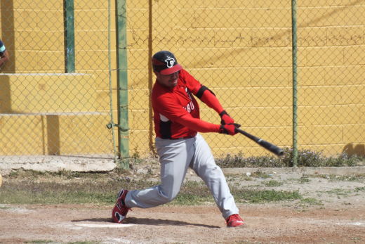 Ricardo Cárdenas de Tiburones en la Liga de Beisbol San Nicolás