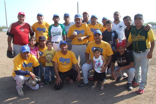 Equipo Tiburones en el softbol del Club Sertoma